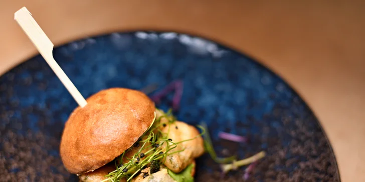 Bezmasý předkrm: slider s divokými kapustičkami v tempuře, wasabi aioli a koriandrem.