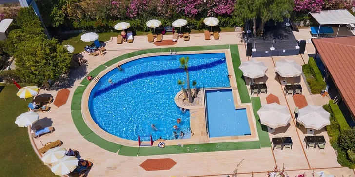 Hledáte rovnováhu mezi zábavou a relaxací? Tady ji najdete u centrálního bazénu. 