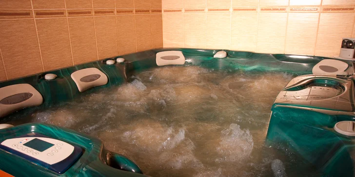 Zvolíte-li pobyt s polopenzí, můžete se těšit na relaxaci v privátní vířivce.