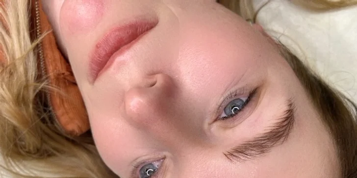 Zvýraznění oční linky mezi řasami je velmi jemné a přirozené.