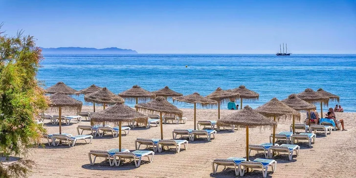 Pláž se nachází přímo u hotelu (přes promenádu).