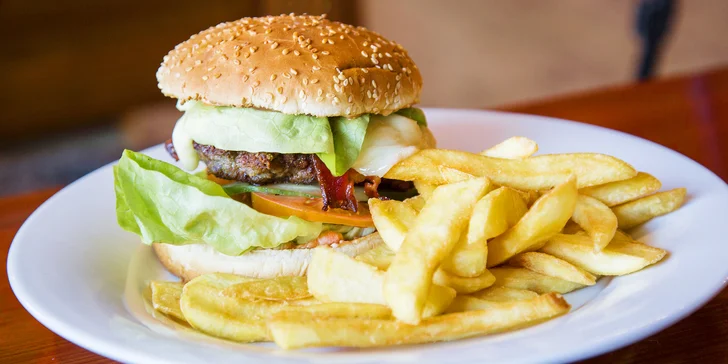 Naducané hovězí burgery se slaninou a hranolky pro dva nebo čtyři jedlíky