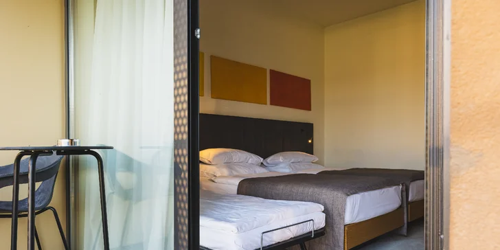 K vybaveniu patrí klimatizácia, minibar, TV aj Wi-Fi.