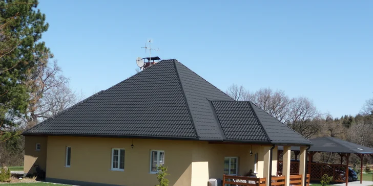 U domu je i venkovní terasa a přijet můžete klidně několika auty – jsou tu pro ně připravena 3 krytá stání a 2 venkovní stání. 