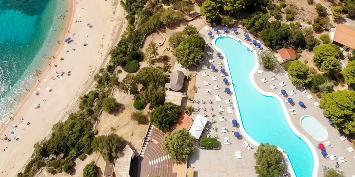 Letecky na Sardinii: all inclusive v 4* hotelu Club Esse Palmasera Resort, pláž i bazény
