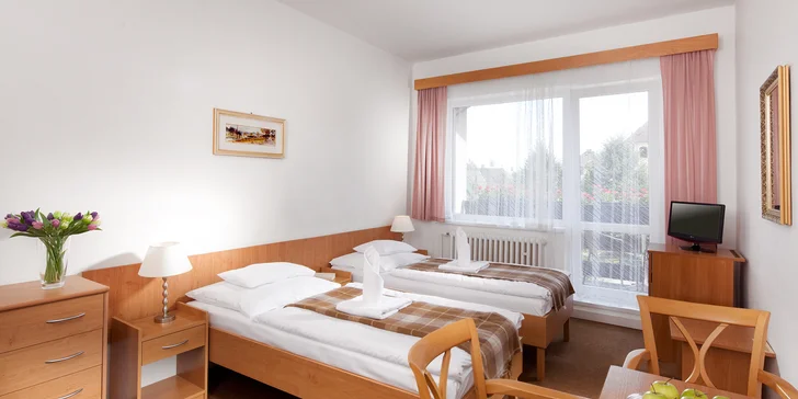 Některé pokoje mají balkon.