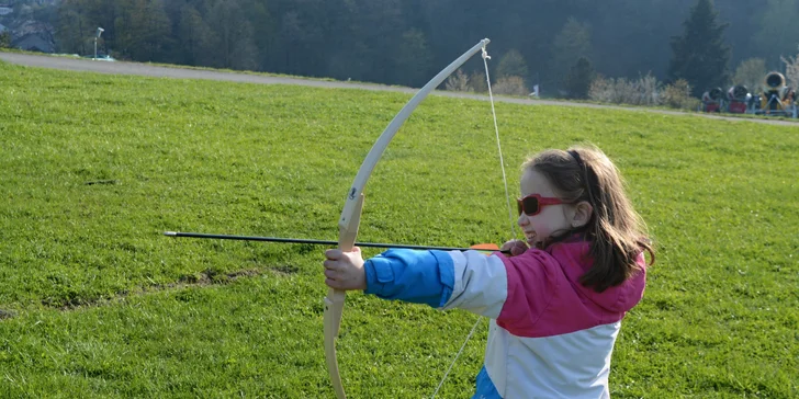 Jeden voucher zahrnuje i lukostřelbu.