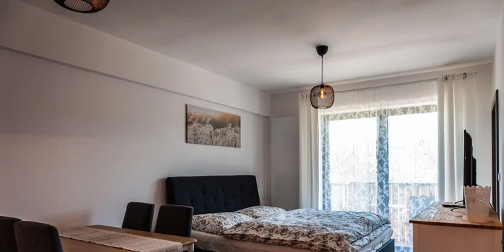 Dvoupokojové apartmány mají balkon.