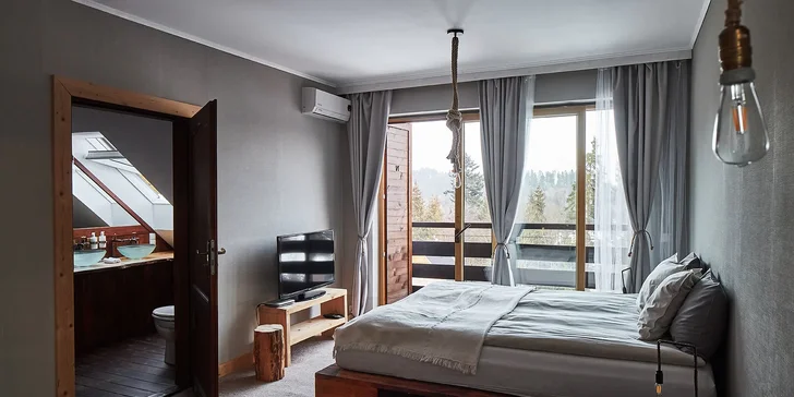 K výbavě patří velká manželská postel či dvě samostatná lůžka, pohovka nebo křesla, TV, Wi‑Fi a stanice pro přípravu kávy a čaje. 