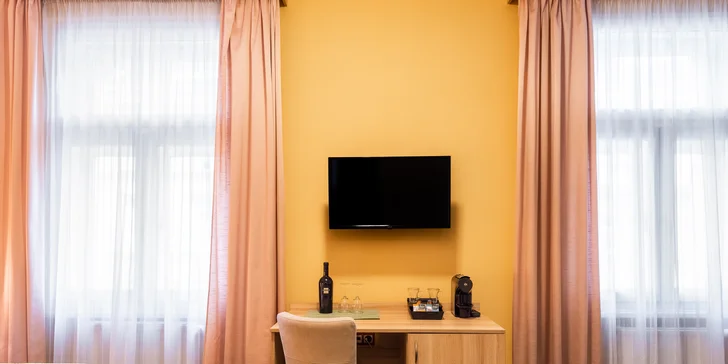 K Wi-Fi se připojíte zdarma (na fotce dvoulůžkový pokoj Deluxe). 