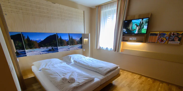 Na pokoji najdete i televizi a trezor.
