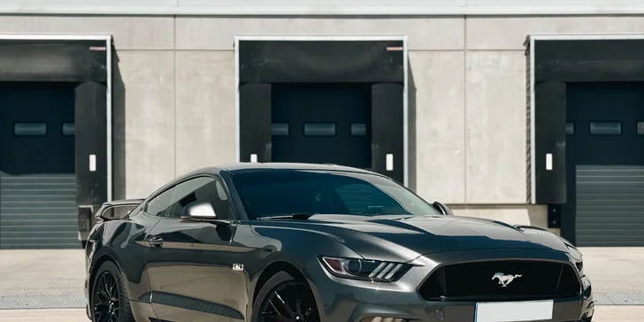 Tento ikonický muscle car v elegantní šedé metalíze vás zaujme svým dravým designem.