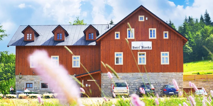 Horský hotel v srdci Jizerek: osada Jizerka, bufetové snídaně i 60min. vstup do privátní sauny