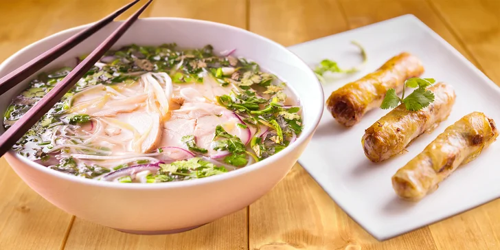 Okuste vietnamskou kuchyni: Tradiční polévka Phở a tři jarní závitky