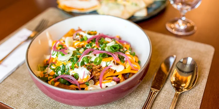 "Fiesta" na Bankove pre 2 osoby: Loaded fries s trhaným bravčovým, dve quesadilly a čerstvý šalát