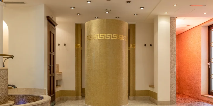Čakajú vás tiež beauty procedúry (za príplatok), vybavené fitness centrum a špeciálne wellness balíčky so županom a papučami.