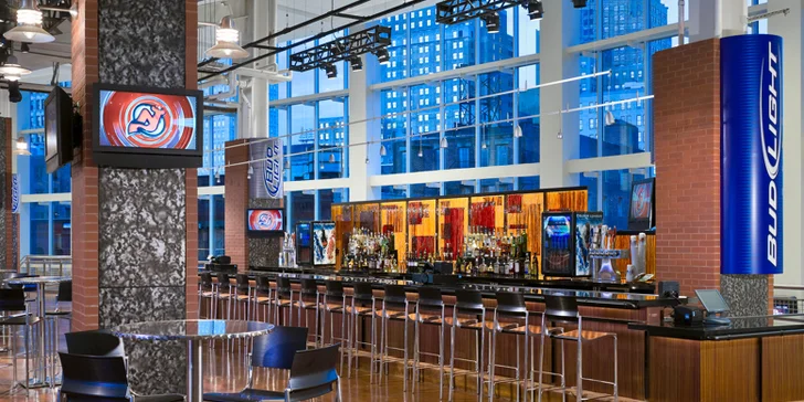Do moderní multifunkční arény Prudential Center (New Jersey Devils) se vejde 18 711 fanoušků.