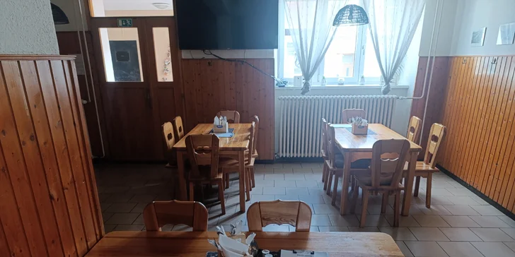 Stůl si rezervujte telefonicky. 