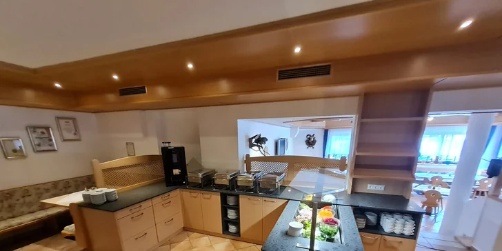 Večera bude podľa obsadenosti hotela servírovaná (trojchodové menu) alebo formou bufetu.