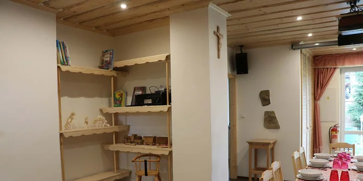 Kuchyně je plně vybavená a spojená se společenskou místností, která slouží i jako jídelna. 