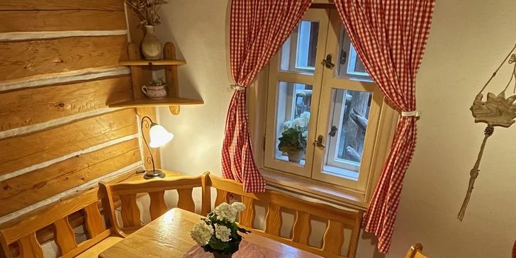 V přízemí chatičky je společenská místnost a sociální zázemí.