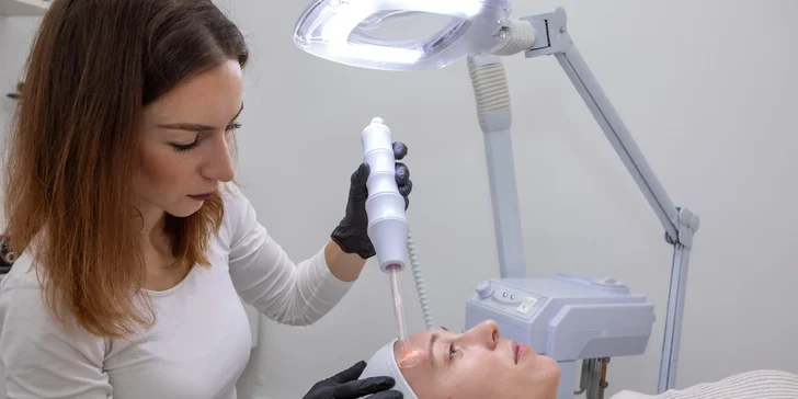 Na ošetrenie sú vyberané najmodernejšie postupy, ako sú skin scrubber, ozonizér, mikrodermabrázia, galvanizácia, ultrazvuk či bezihlová mezoterapia – vždy podľa aktuálneho stavu a typu vašej pleti.