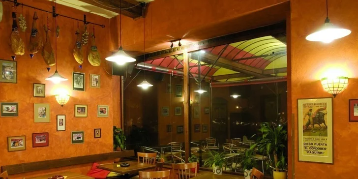 Interiér v tlumených barvách zdobí i výjevy ze španělské koridy.
