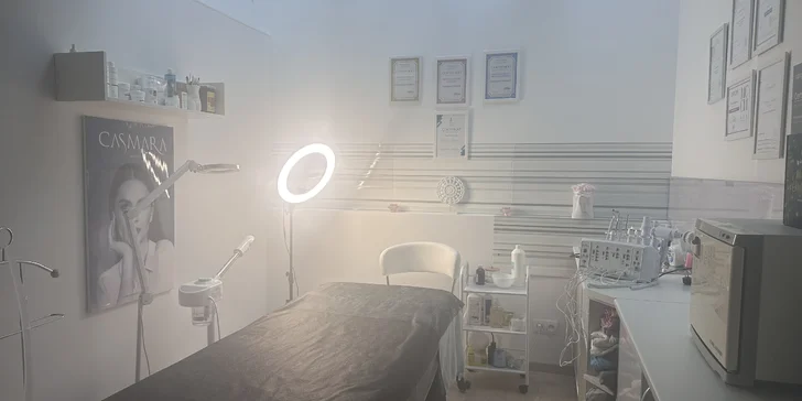Neinvazívny rádiofrekvenčný lifting účinne stimuluje tvorbu kolagénu a nadvihuje ochabnuté kontúry.