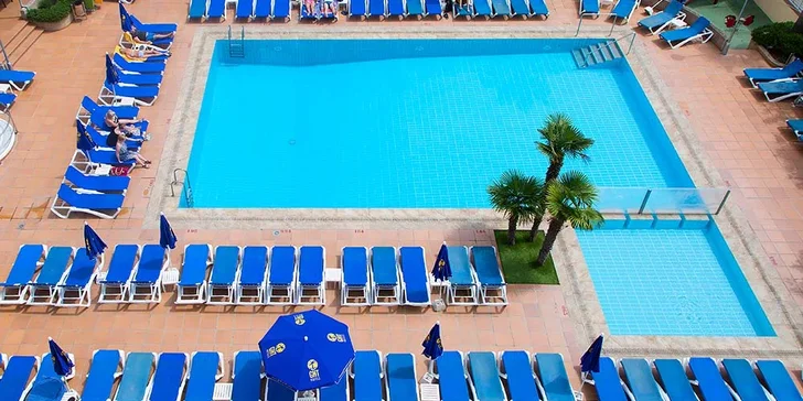 Osvěžit se můžete u bazénu, kde jsou lehátka a slunečníky zdarma. 
