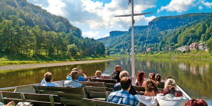 Z paluby lodi vás čeká jedinečný výhled na romantickou přírodu skalních kaňonů, malebných vinic a historických skvostů – plavba probíhá i v místech původní historické hranice českého království.