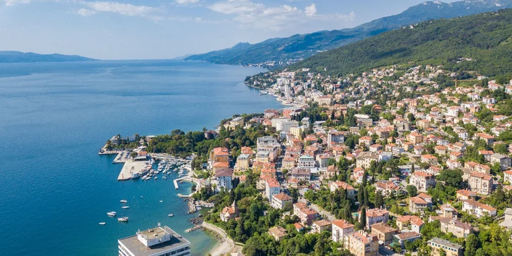 Priamo v mestečku Opatija sa môžete prechádzať po promenáde, prezrieť si prístav či trhy. Výhľad do okolia si potom užijete pri soche Dievča s čajkou na brehu mora.
