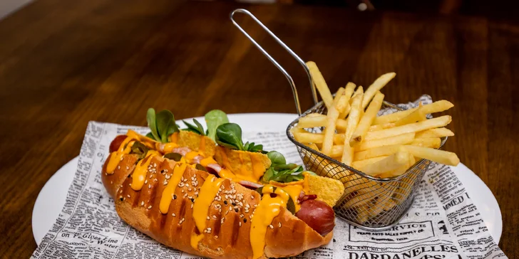 Fanúšikov hot-dogov zaručene poteší domáci jalapeňo alebo bravčový hot-dog s hranolčekmi.