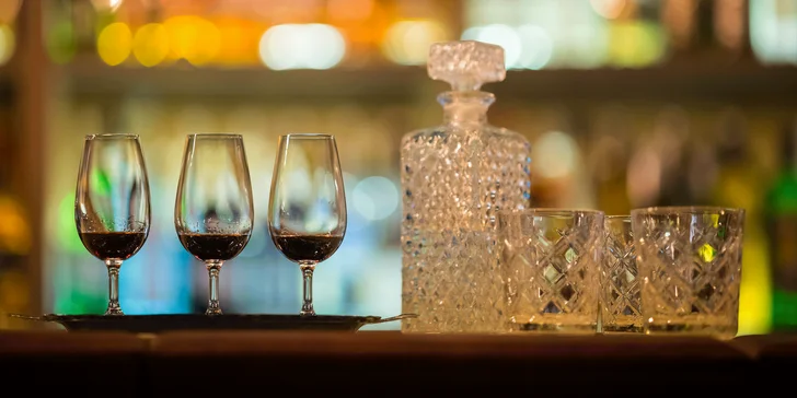 Během večera ochutnáte buď 3 koktejly, 5 rumů, nebo 5 whiskey. A v nabídce je i varianta s tapas. 