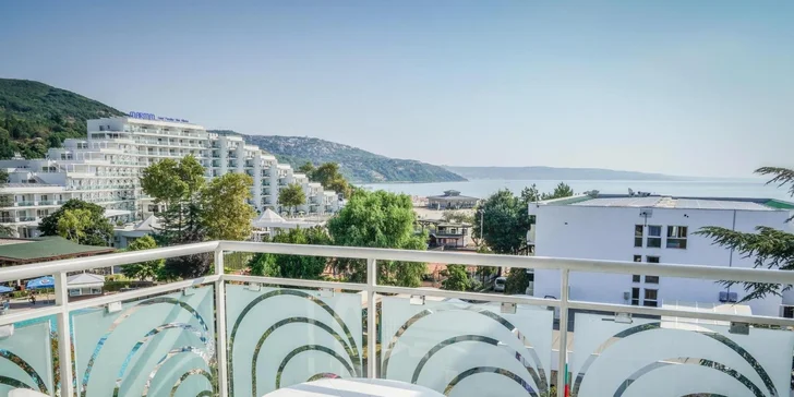 Každý pokoj navíc disponuje vlastním balkonem nebo terasou, ideální pro večerní posezení.