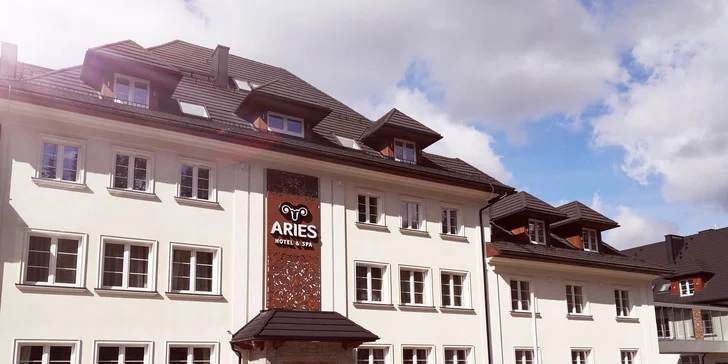 Hotel je asi 20 km od českých hranic. 