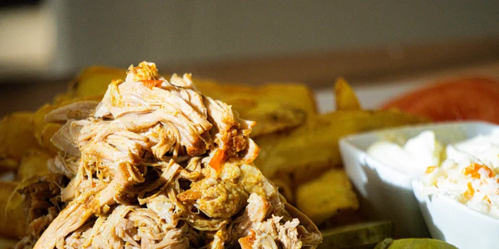 Ať už dorazíte sami nebo ve dvou, můžete se těšit na 200 g pomalu pečeného trhaného vepřového masa a porci zlatavých hranolek.