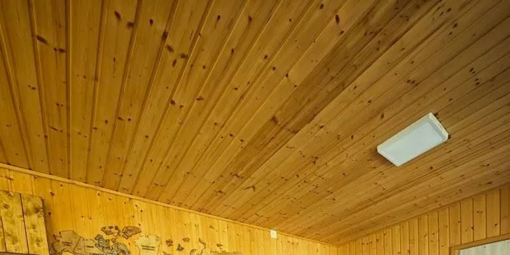 Komfort zvyšuje aj gauč, ktorý v prípade, že sem vyrazíte s deťmi, poslúži aj ako prístelka.