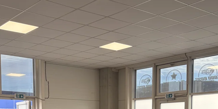 Súčasťou exteriérového čistenia je zbavenie kolies brzdného prachu a ošetrenie pneumatík.