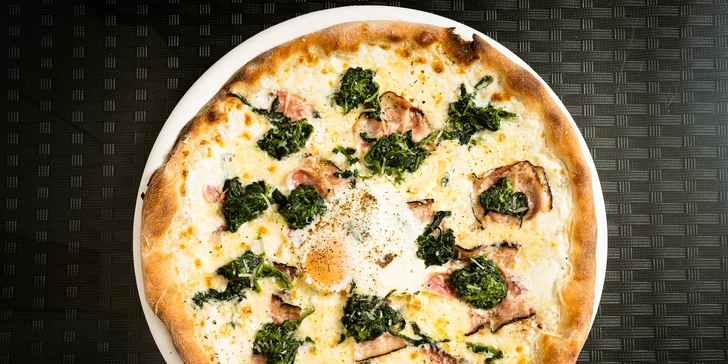 Dělají tu pizzy se smetanovým i rajčatovým základem. 