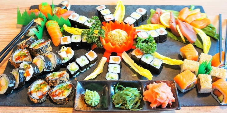 Set č. 2 obsahuje 56 ks sushi. Kromě všech druhů, které jsou v první variantě, se těšte i na sashimi a futomaki. 