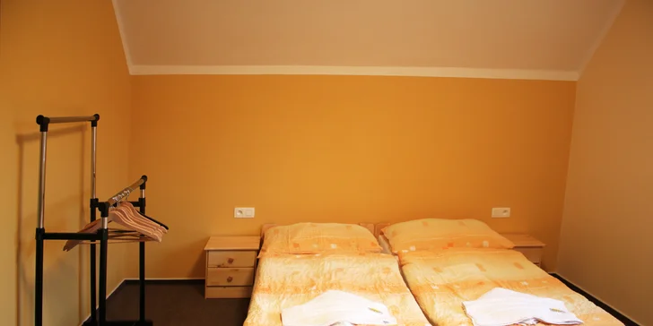 Bydlet budete v pokojích s toaletou a sprchou.