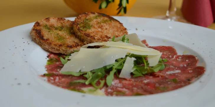 Carpaccio z hovězí svíčkové, rukolový salátek, sýr Grana Padano, toast 