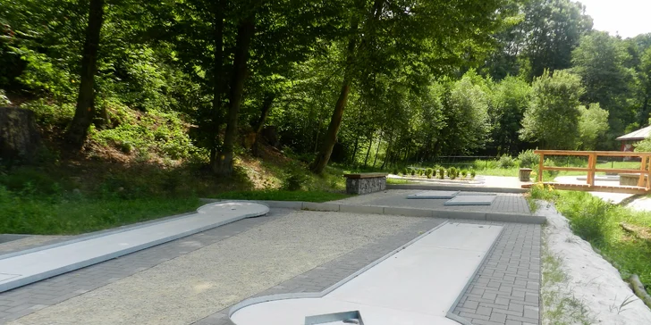 Vyzkoušet můžete minigolf.