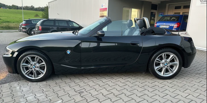 Auto si půjčíte s plnou nádrží a s plnou ho zase vrátíte. 