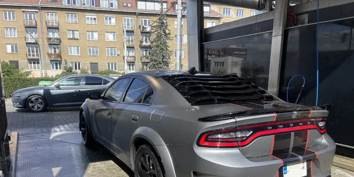 V ceně jízdy je i dálniční známka, povinné ručení a havarijní pojištění s 10% spoluúčastí.