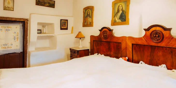 Dorůžova se vyspíte v přízemní ložnici s manželskou postelí nebo ve velké spací místnosti s jednolůžky i palandami. 