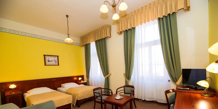 Ve všech pokojích najdete elegantní a pohodlný nábytek, nechybí ani TV, telefon, minibar a trezor. 