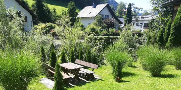 Na zahradě si můžete posedět a třeba i něco ogrilovat. 