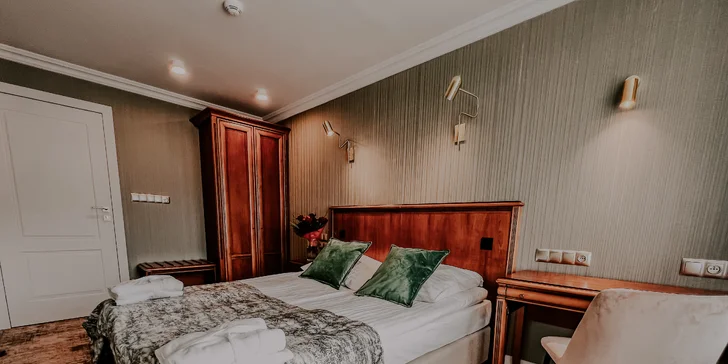V ložnici v apartmánu je manželská postel, v té menší pak dvě oddělená lůžka. 