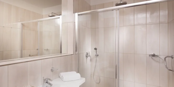 Pokoje mají vlastní moderní koupelnu.
